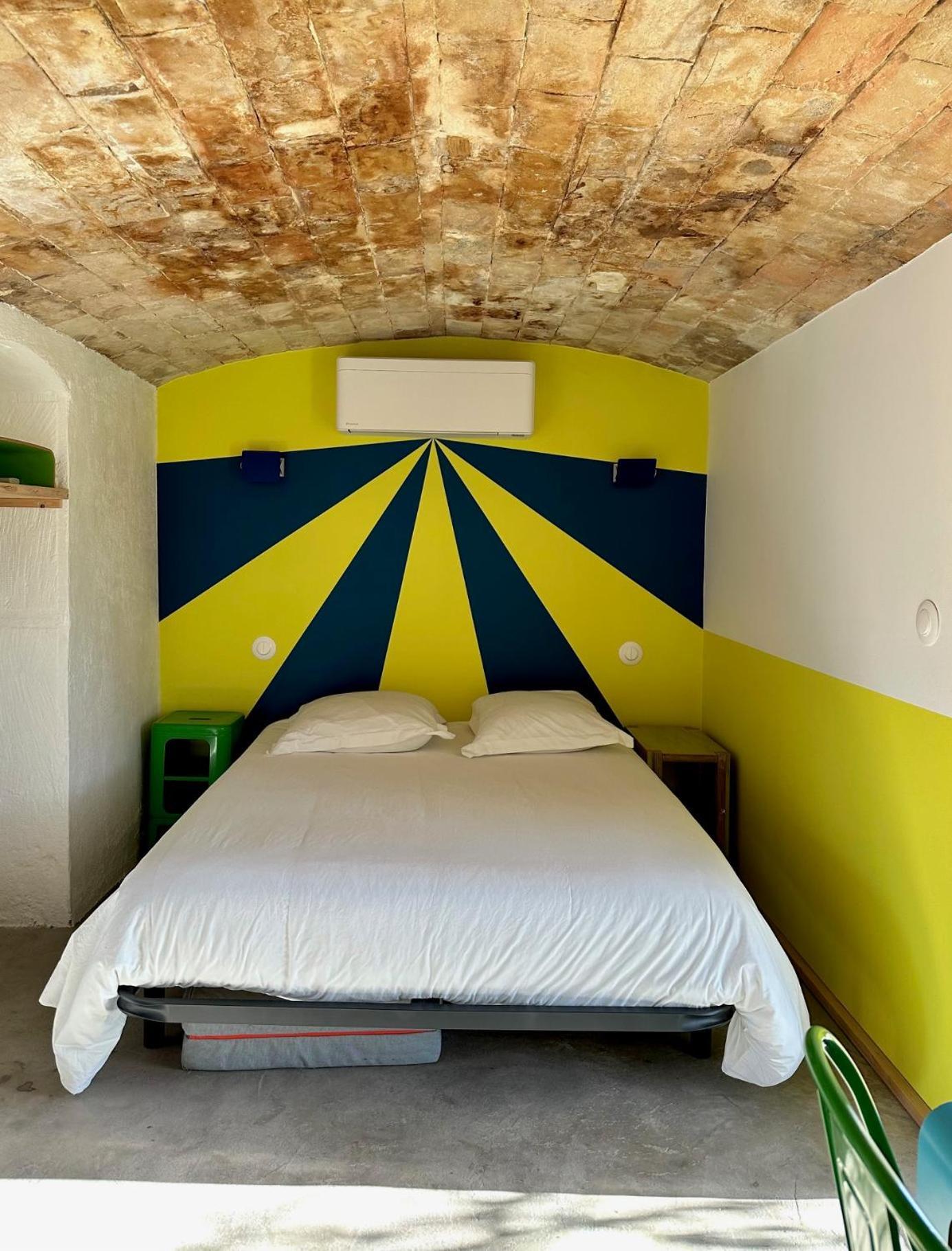 Domaine La Ferme Hi Bride Bed & Breakfast Villelaure Exterior photo